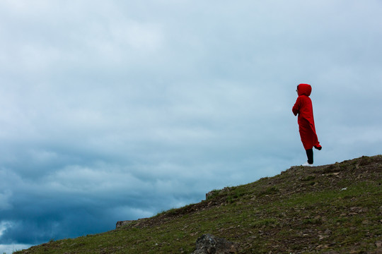 站在山顶的红衣女人