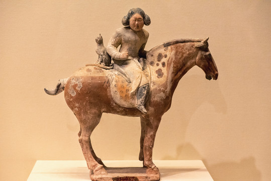 唐彩绘骑马带猞猁狩猎胡女俑