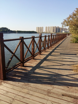 河岸的木板桥
