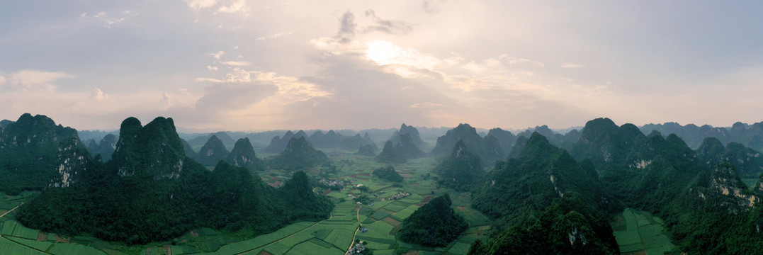 早阳下的高山