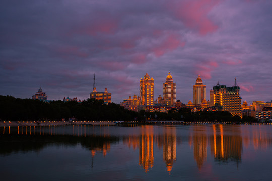 满洲里湖边夜景