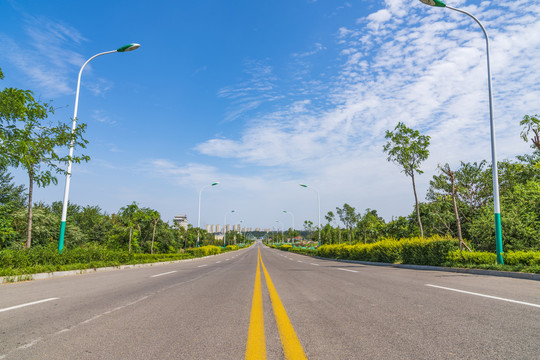 蓝天白云下的公路