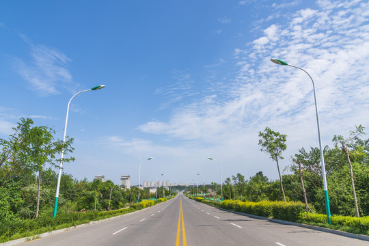 蓝天白云下的公路