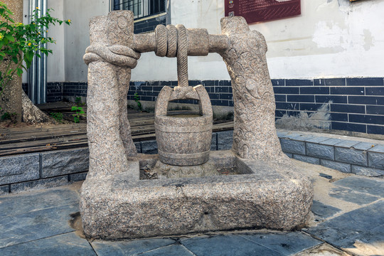 老济南辘轳水井石雕