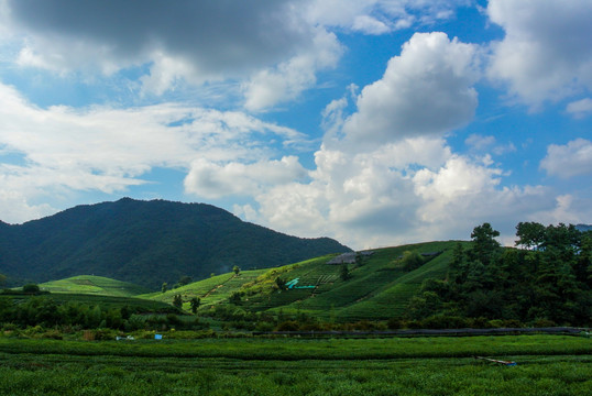 蓝天白云山