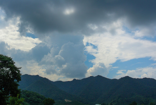 蓝天白云山