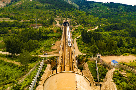 高铁西渴马隧道