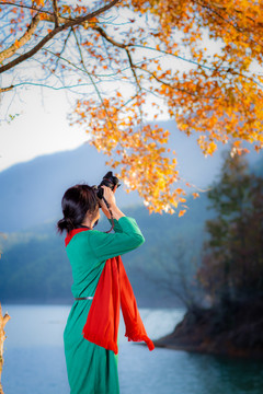 拍摄枫树的女摄影师