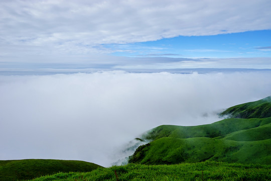 雾中高山