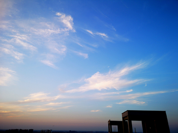 蓝天白云风景画