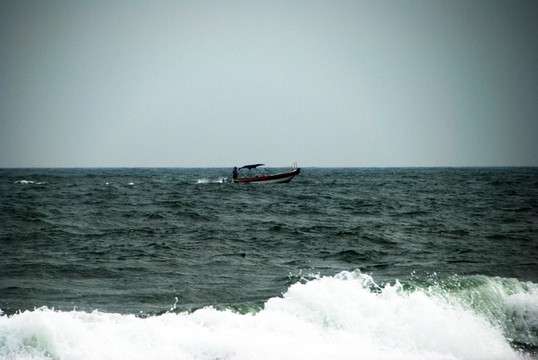 海面快艇海浪