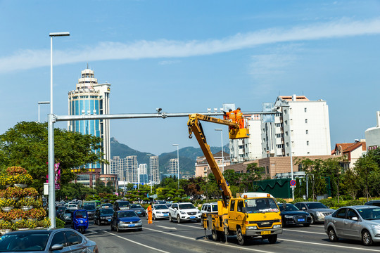 路灯维修车高清大图照片摄影图