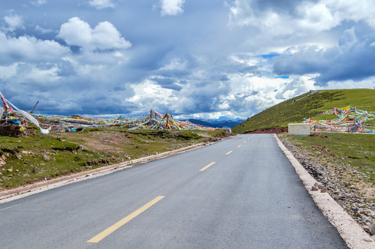 西藏险峻的公路