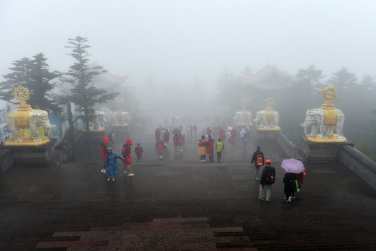 峨眉山游客