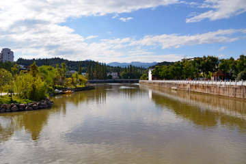 城镇河畔风景