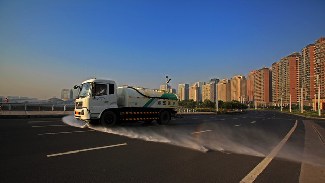 郑州东区CBD清晨洒水车