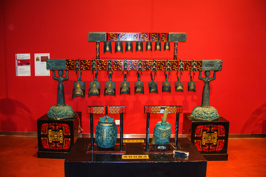 科技馆中国古代打击乐器编钟模型