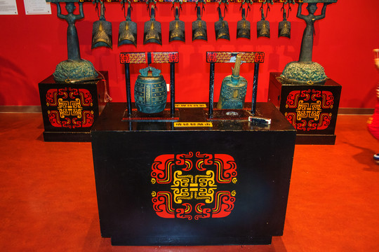 科技馆中国古代打击乐器编钟模型