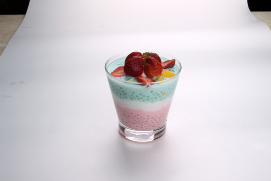 草莓椰汁西米露