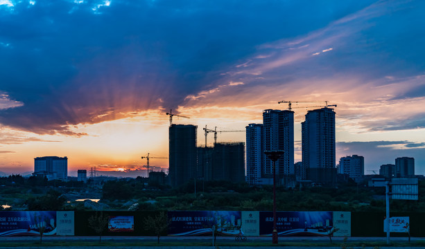 城市夜景晚霞天空