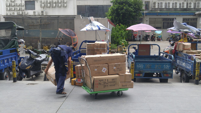 深圳街头快递小哥在搬运物品