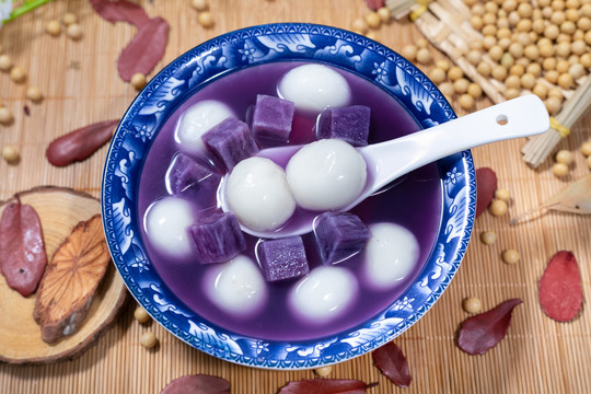 蓝色古风瓷碗里的紫薯汤圆糖水
