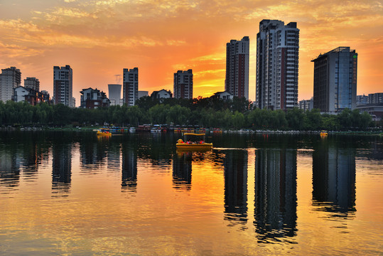 城市夕阳