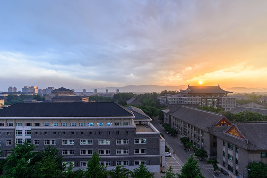 北大校园光华楼图书馆夕阳晚霞