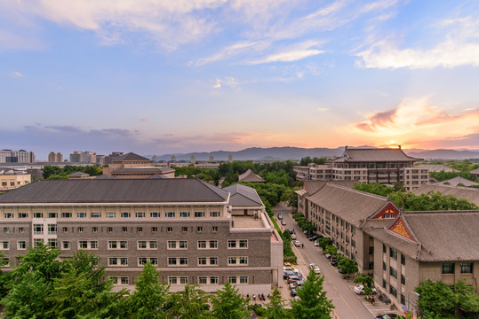 北大校园光华楼图书馆夕阳晚霞