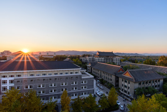 北大校园光华楼图书馆夕阳