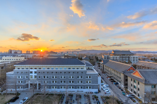 北大校园光华楼图书馆夕阳