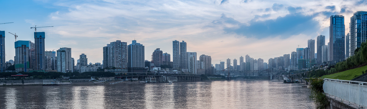 重庆城市天际线和嘉陵江夕阳