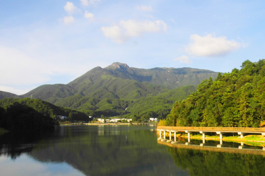 梁野山仙女湖景区