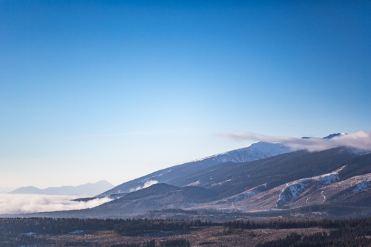 蓝天白云雪山