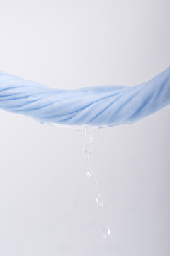 蓝色婴儿方巾拧水