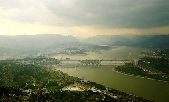 三峡大坝坝区的黄昏