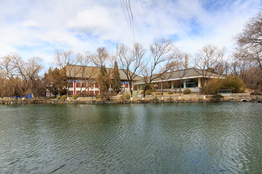 北京大学化学南楼校史馆池塘