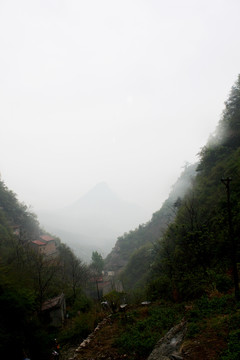 雨中大山