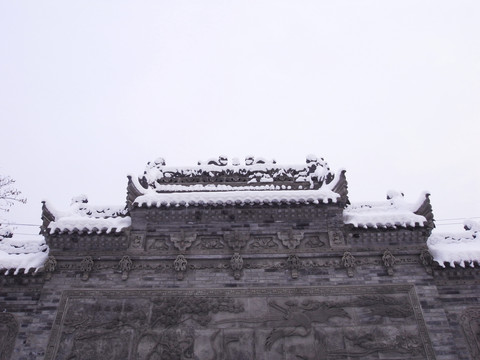 盖着白雪的围墙