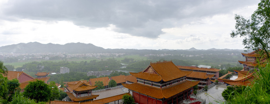 雨中寺庙