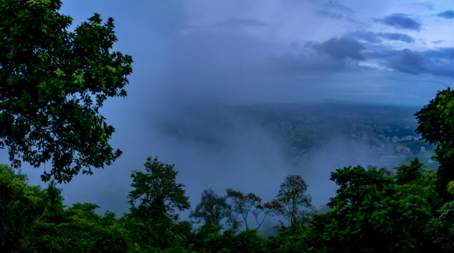 雨中俯瞰小山村