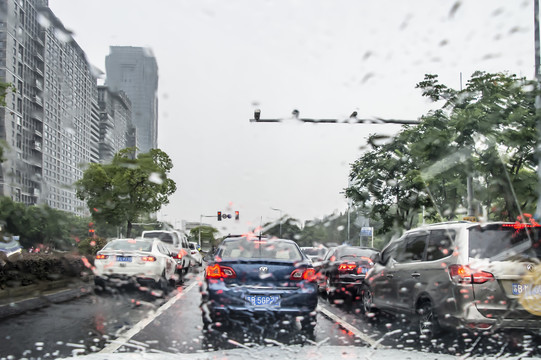 雨中行车