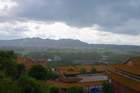 雨中寺庙