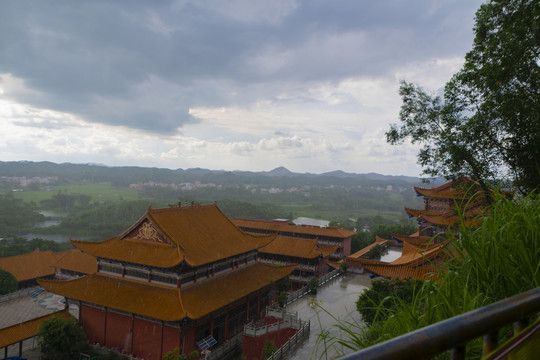 雨中寺庙