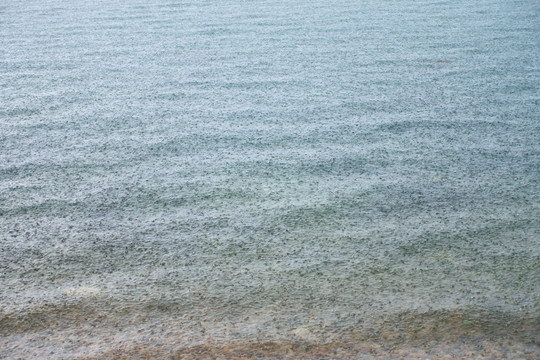 雨打湖水