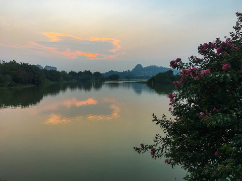 晨曦中的波海湖