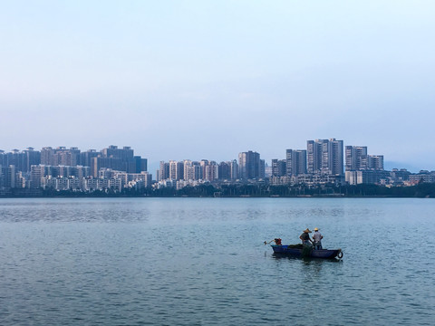 晨曦中的波海湖