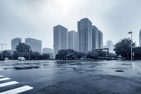 雨中的西安街景