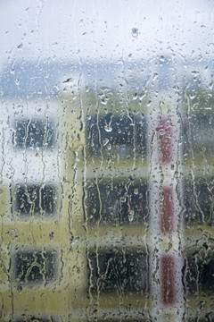 窗户上的雨水