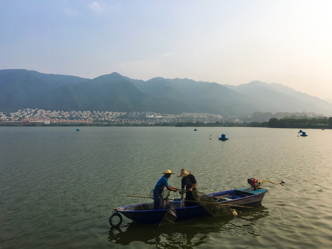 清晨波海湖捕鱼场景